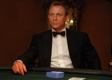 James Bond en la mesa de póquer